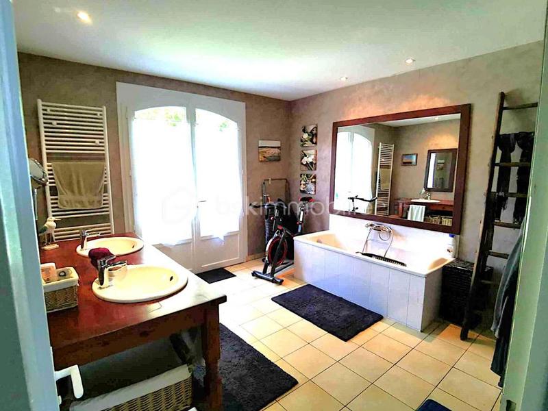 Maison - 248 m² - 11 pièces