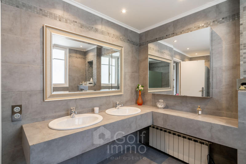 Maison - 225 m² - 6 pièces