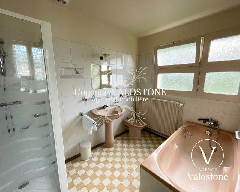 Maison traditionnelle - 300 m² - 11 pièces