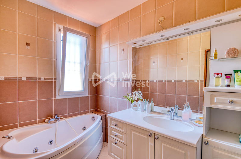 Maison - 203 m² - 7 pièces