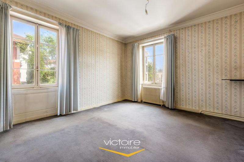 Maison - 224 m² - 9 pièces