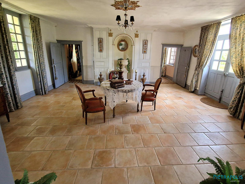 Maison - 300 m² - 13 pièces