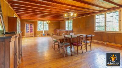 Maison - 240 m² - 8 pièces