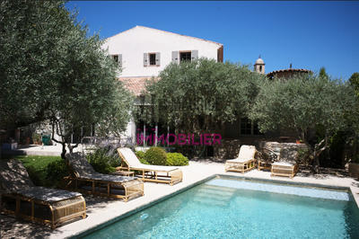 Maison - 460 m² - 12 pièces