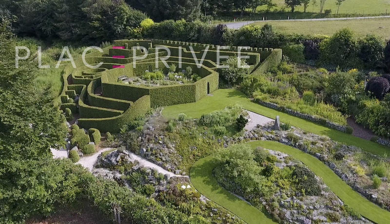 Maison - 300 m² - 11 pièces