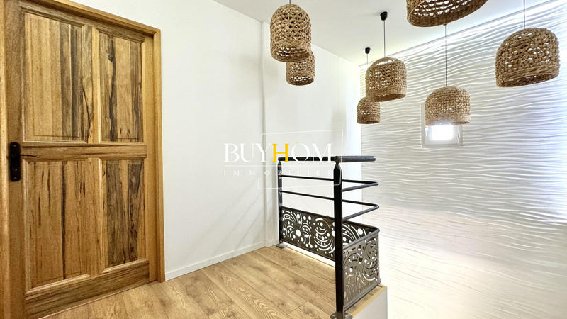 Maison - 240 m² - 7 pièces