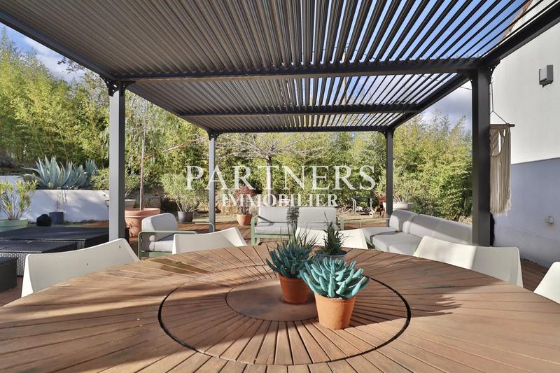 Maison - 220 m² - 7 pièces