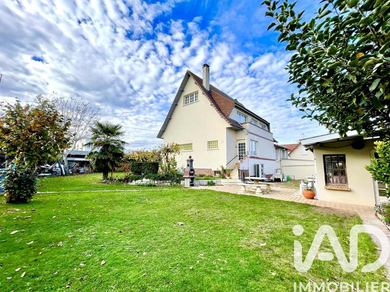 Maison - 240 m² - 8 pièces