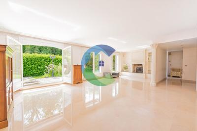 Maison - 215 m² - 8 pièces