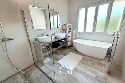 Maison - 240 m² - 8 pièces