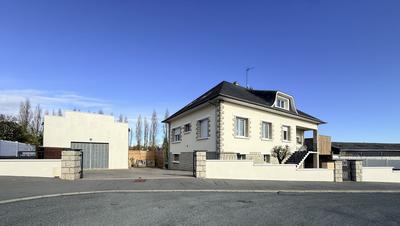 Maison traditionnelle - 166 m² - 9 pièces