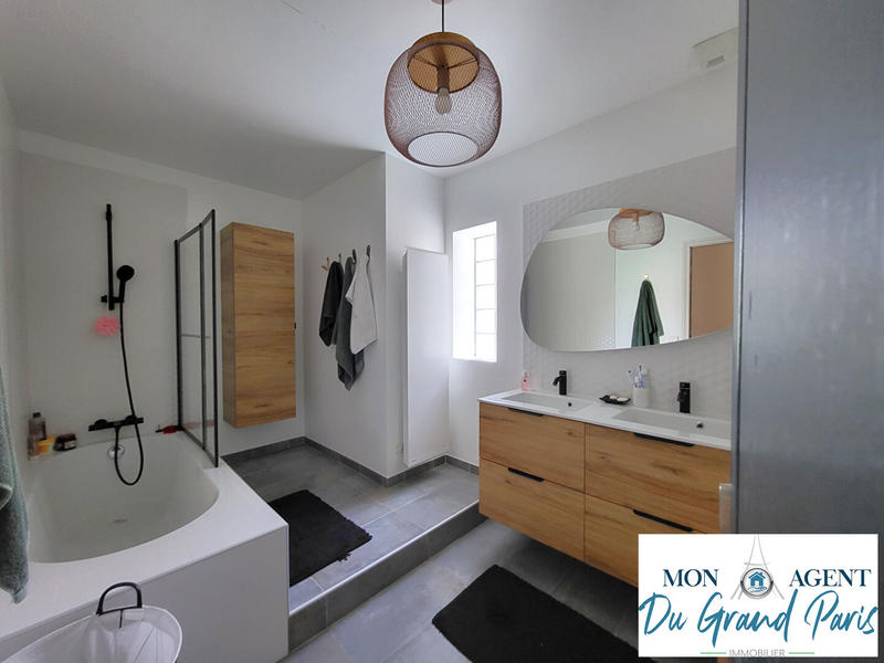 Maison - 216 m² - 10 pièces