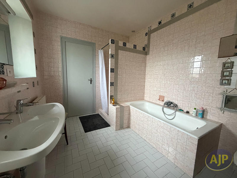 Maison - 278 m² - 9 pièces