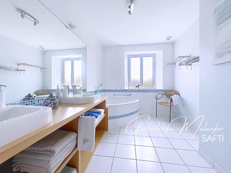 Maison - 248 m² - 8 pièces