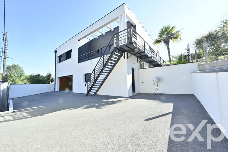 Maison - 202 m² - 5 pièces