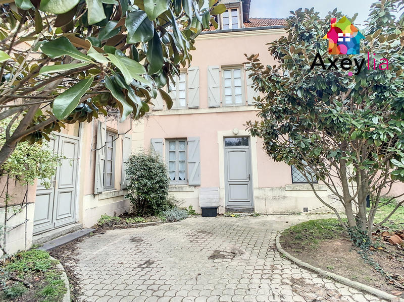 Maison - 258 m² - 12 pièces