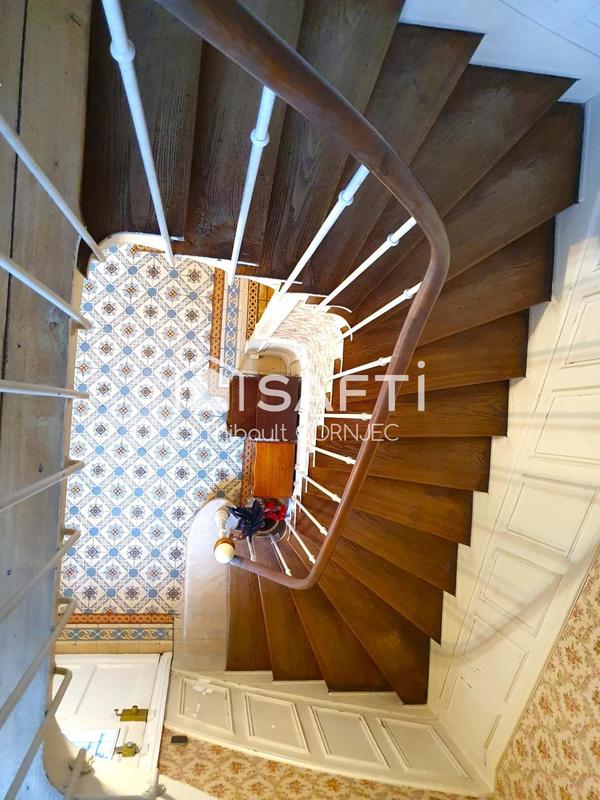 Maison - 228 m² - 9 pièces