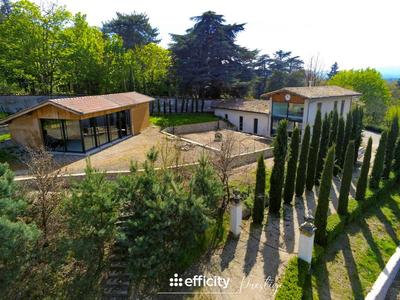 Propriété - 986 m² - 15 pièces