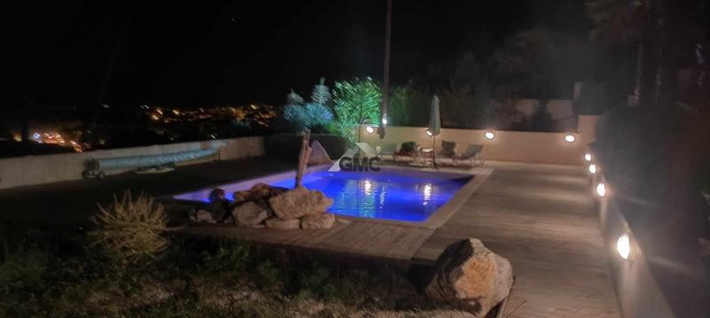 Maison - 222 m² - 8 pièces