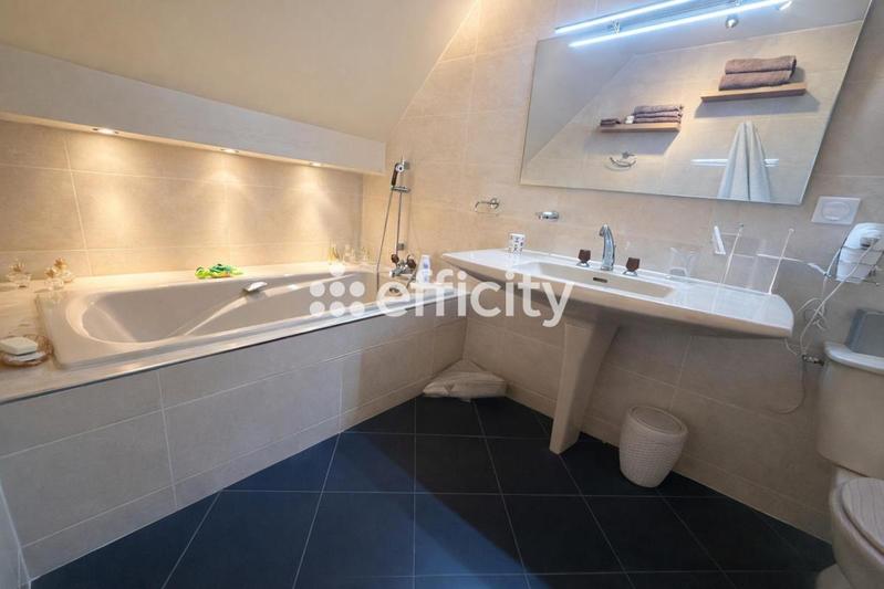 Villa - 258 m² - 8 pièces