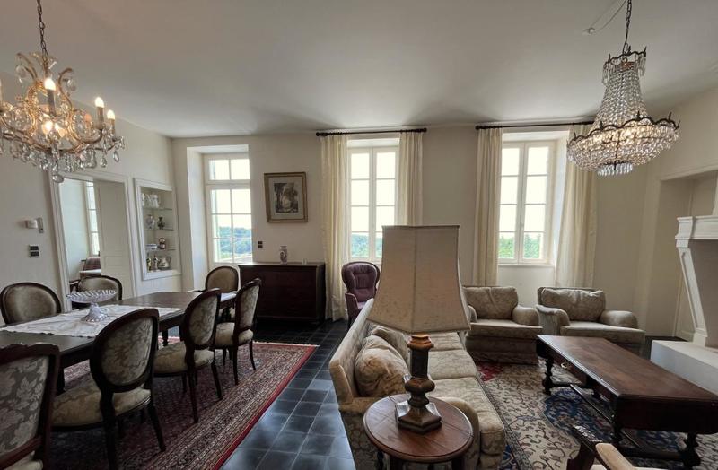 Maison - 250 m² - 6 pièces