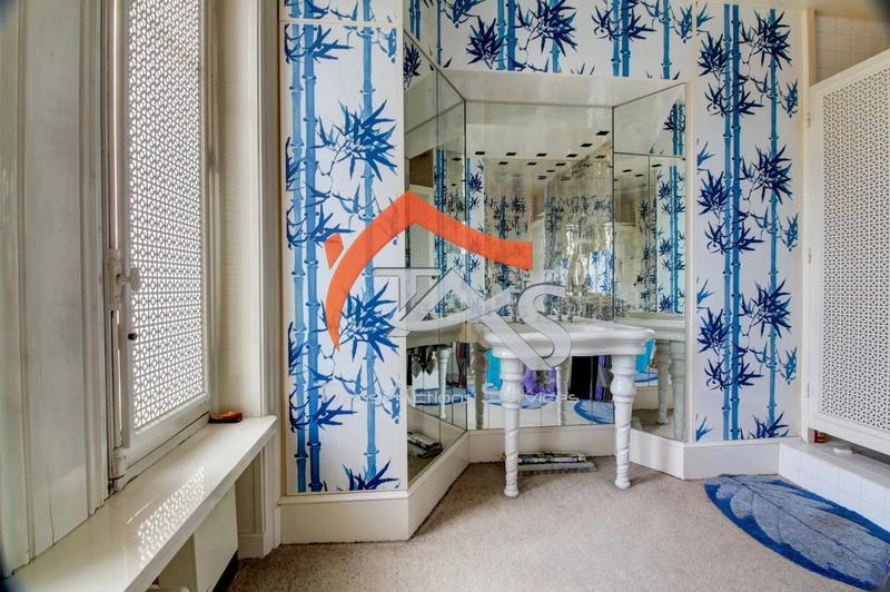 Maison - 374 m² - 10 pièces