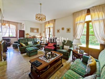 Maison - 245 m² - 11 pièces