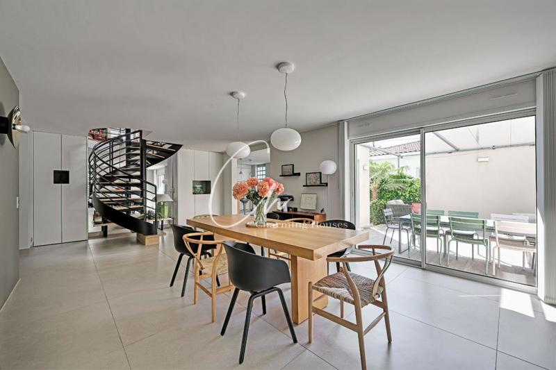 Maison - 217 m² - 7 pièces