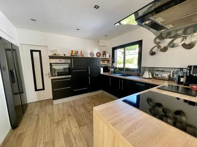 Maison - 230 m² - 7 pièces