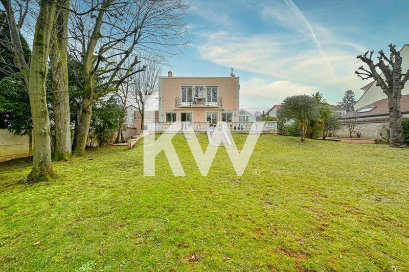 Maison - 230 m² - 8 pièces