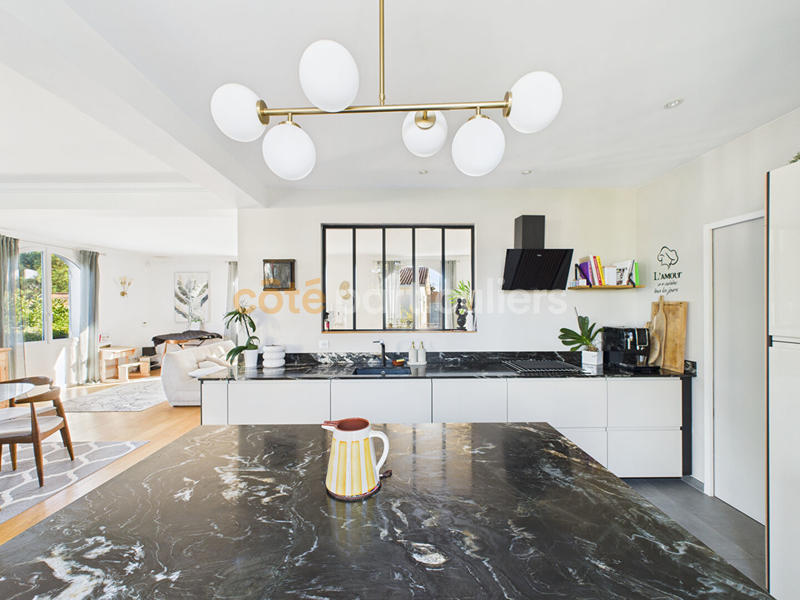 Maison - 225 m² - 10 pièces