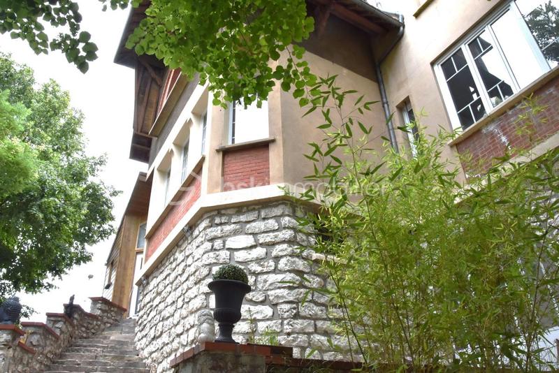 Demeure - 225 m² - 8 pièces