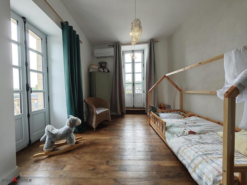 Maison - 225 m² - 9 pièces