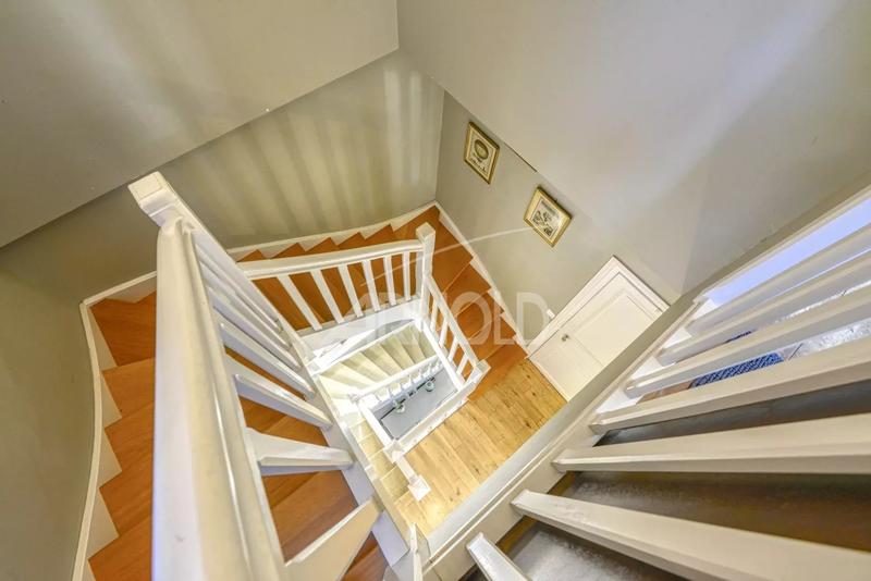 Maison - 217 m² - 8 pièces