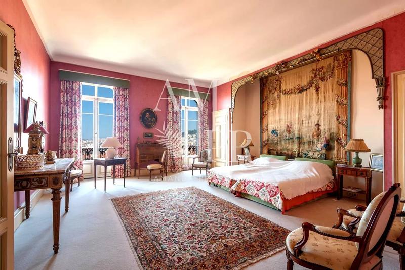 Appartement - 242 m² - 5 pièces