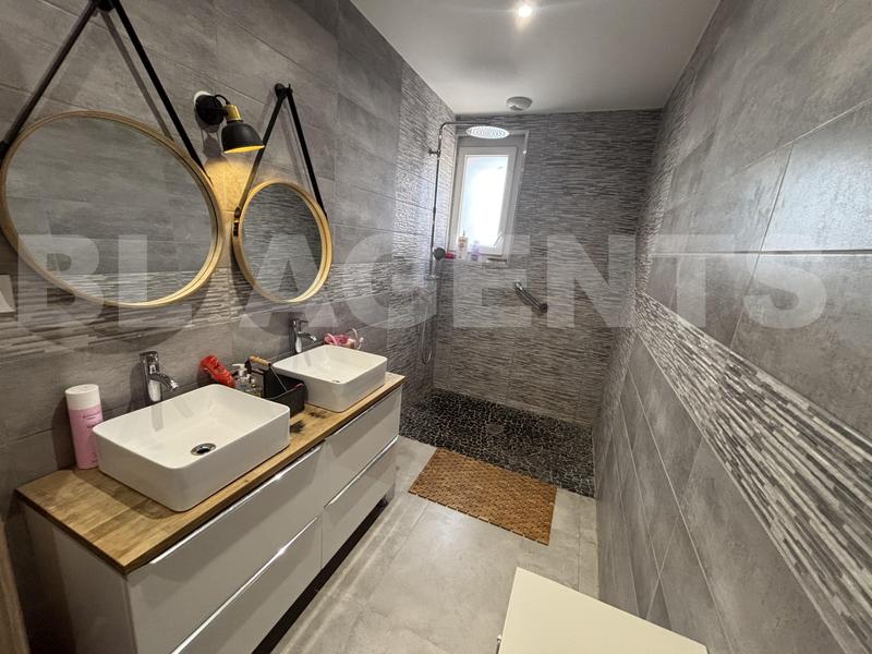 Maison - 222 m² - 7 pièces