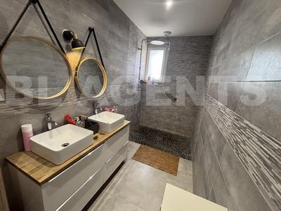 Maison - 222 m² - 7 pièces