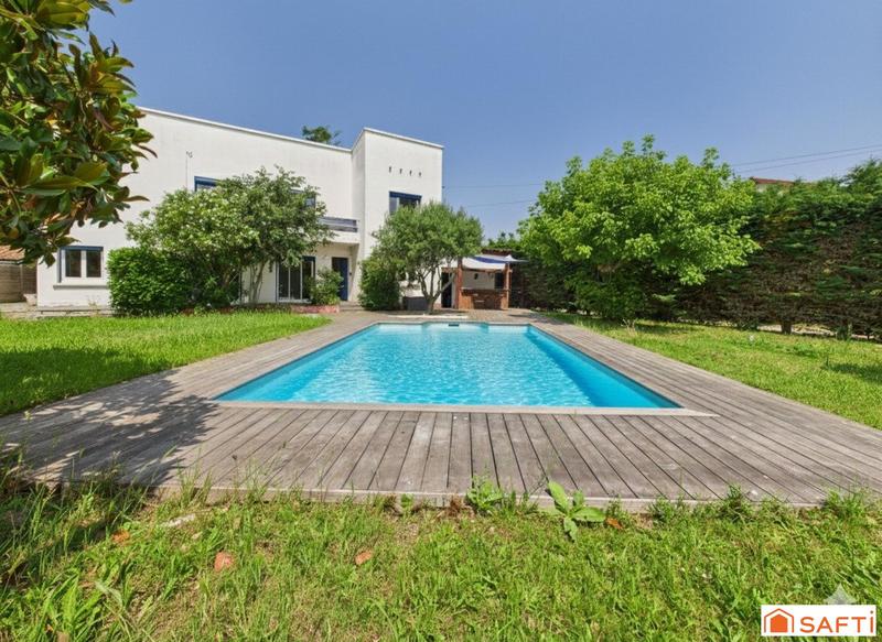 Maison - 220 m² - 8 pièces