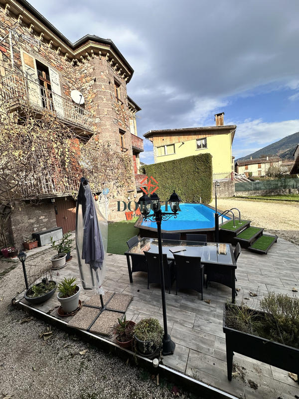 Maison - 300 m² - 6 pièces