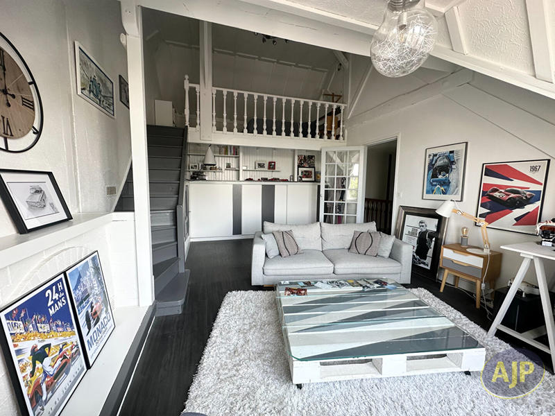 Maison - 239 m² - 8 pièces