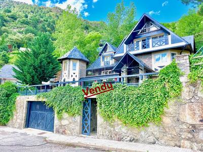 Maison - 475 m² - 8 pièces