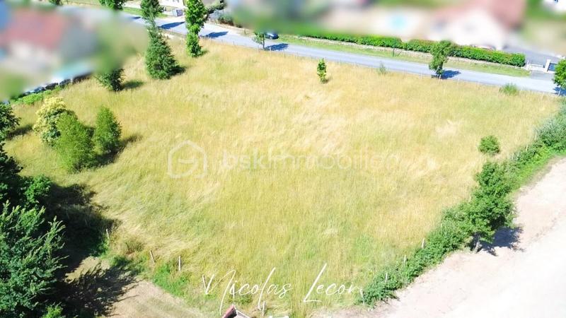 Terrain constructible - 2 500 m²