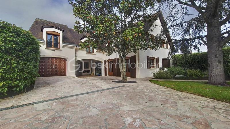 Maison - 225 m² - 9 pièces