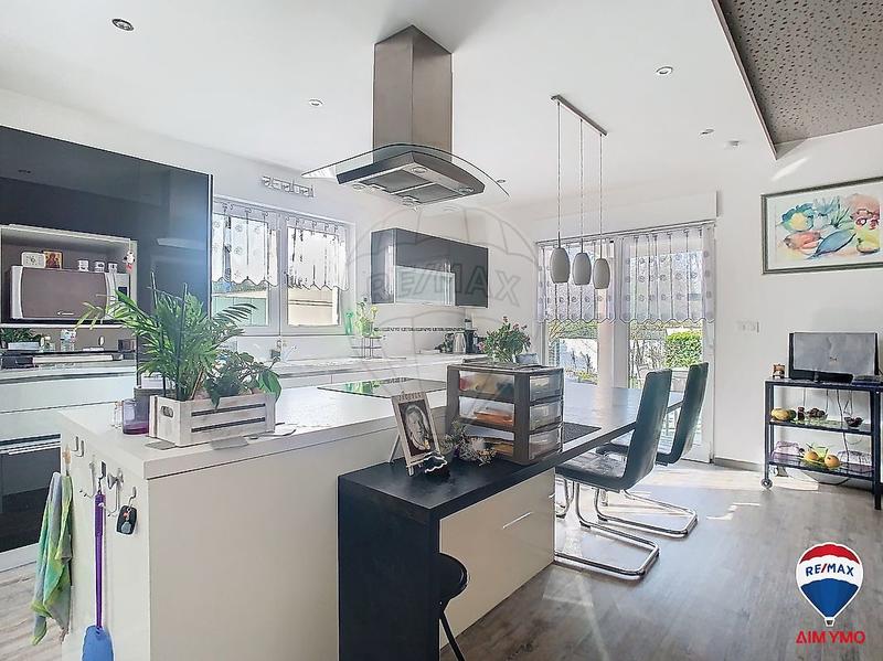 Maison - 220 m² - 6 pièces