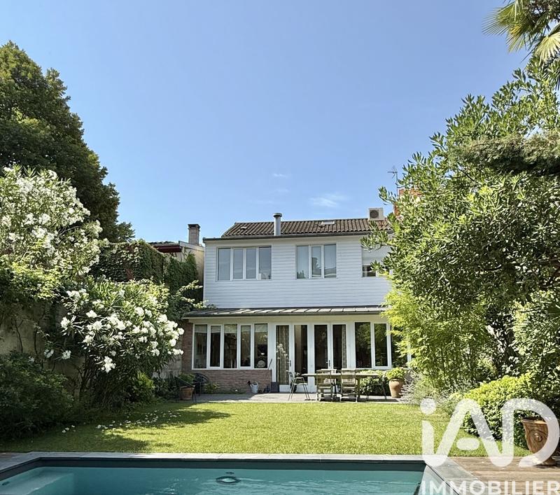 Maison - 215 m² - 8 pièces