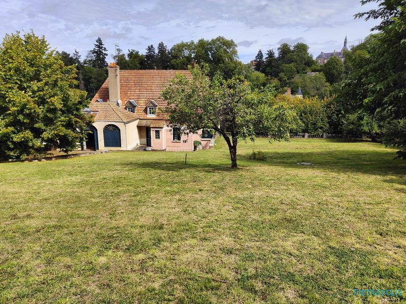 Maison - 300 m² - 8 pièces