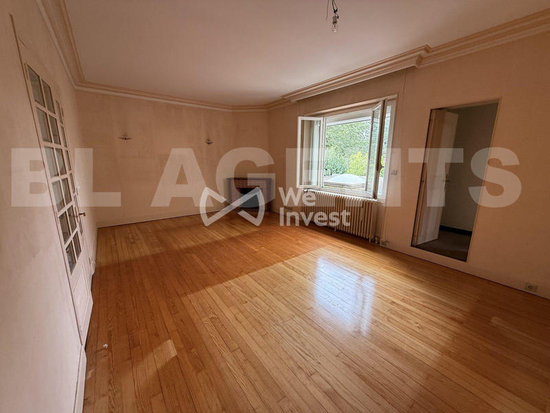 Maison traditionnelle - 241 m² - 9 pièces