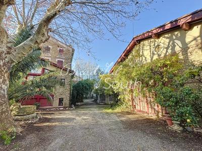 Propriété - 359 m² - 17 pièces