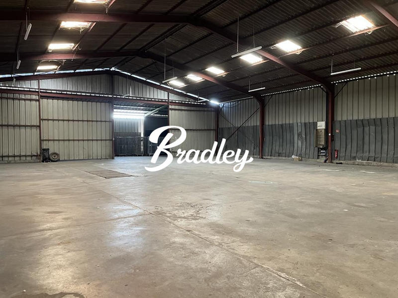 Entrepôt - 1 400 m²