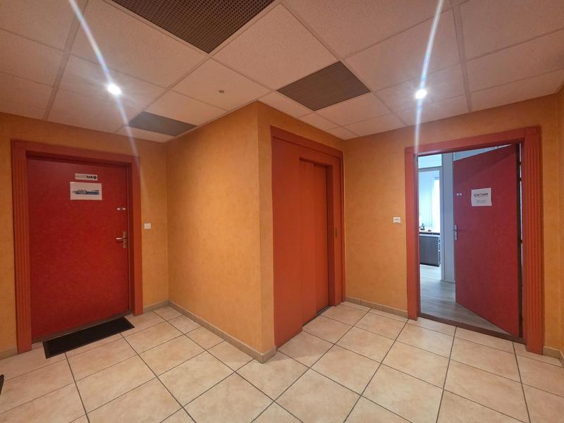 Local commercial - 81 m² - 4 pièces